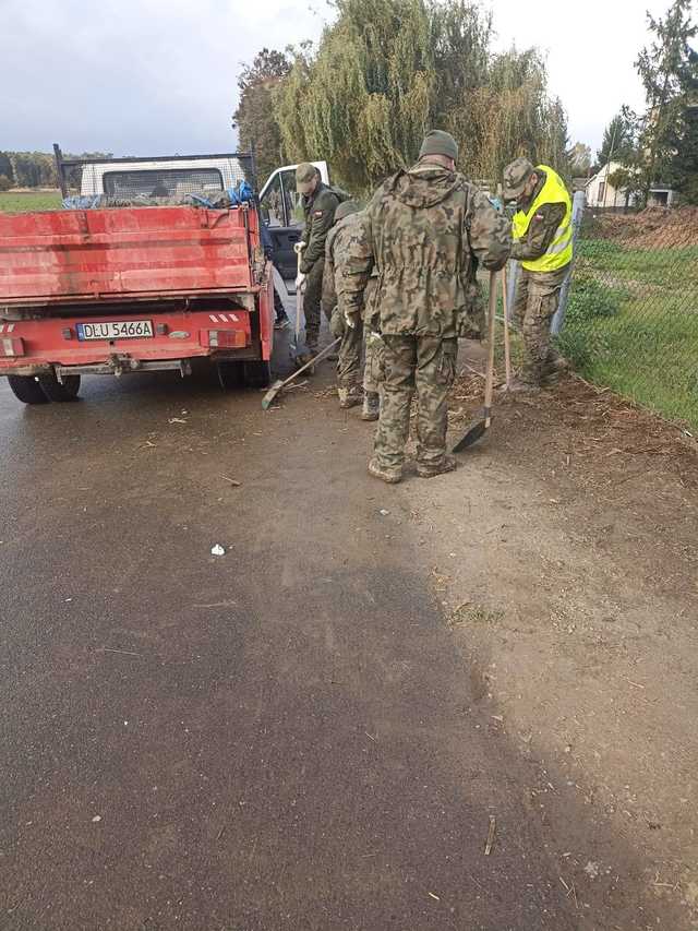 [FOTO] Żołnierze WOT pomagają w usuwaniu skutków powodzi w Kamieńcu Ząbkowickim