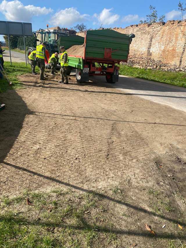 [FOTO] Żołnierze WOT pomagają w usuwaniu skutków powodzi w Kamieńcu Ząbkowickim