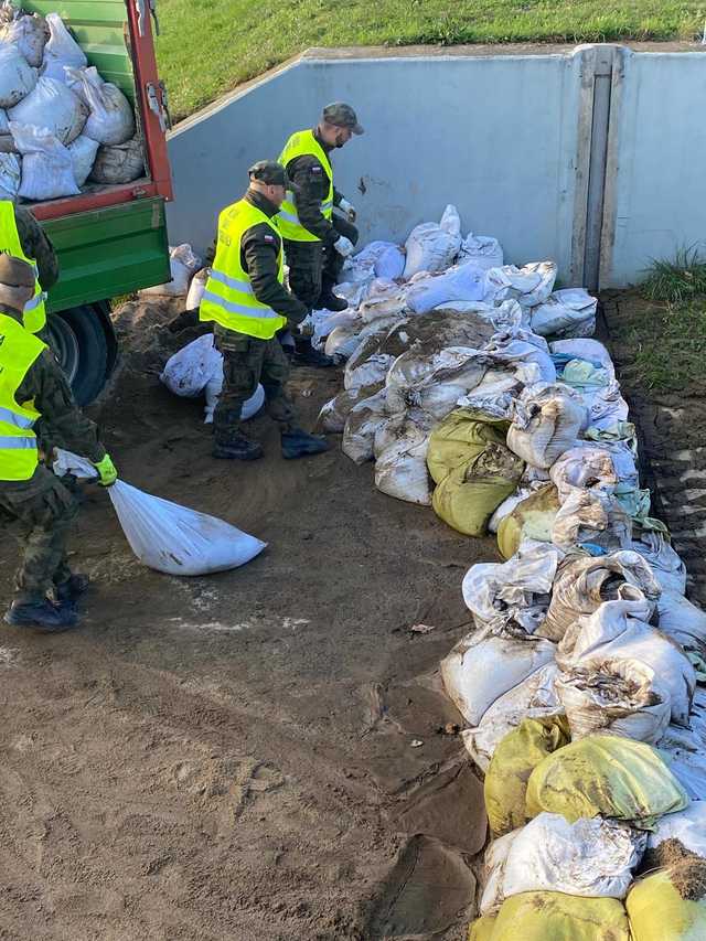 [FOTO] Żołnierze WOT pomagają w usuwaniu skutków powodzi w Kamieńcu Ząbkowickim