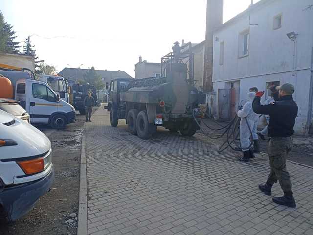 [FOTO] Żołnierze WOT pomagają w usuwaniu skutków powodzi w Kamieńcu Ząbkowickim