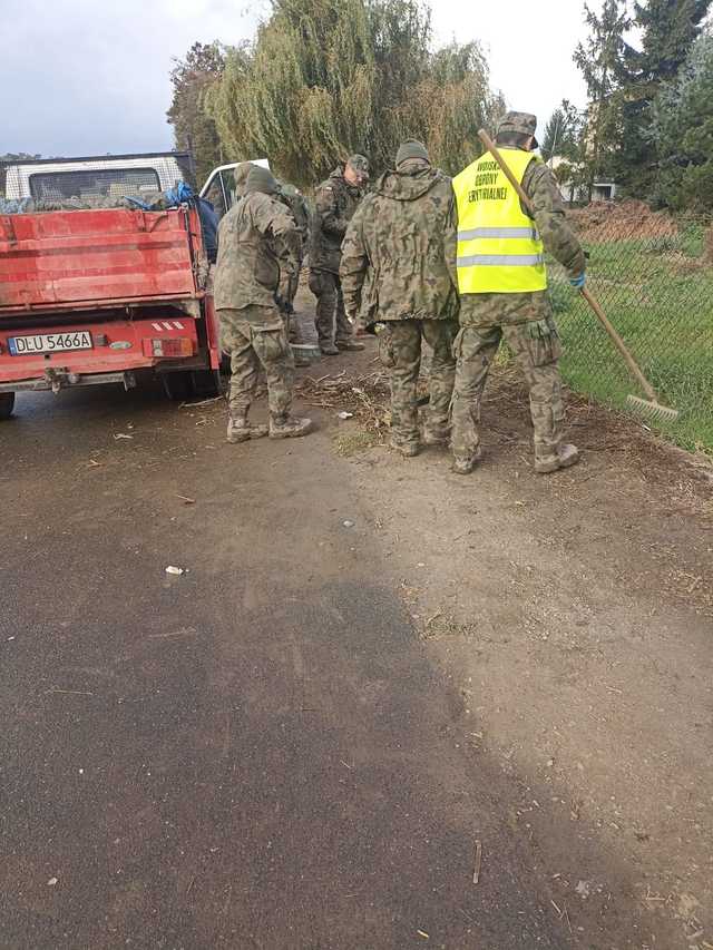 [FOTO] Żołnierze WOT pomagają w usuwaniu skutków powodzi w Kamieńcu Ząbkowickim