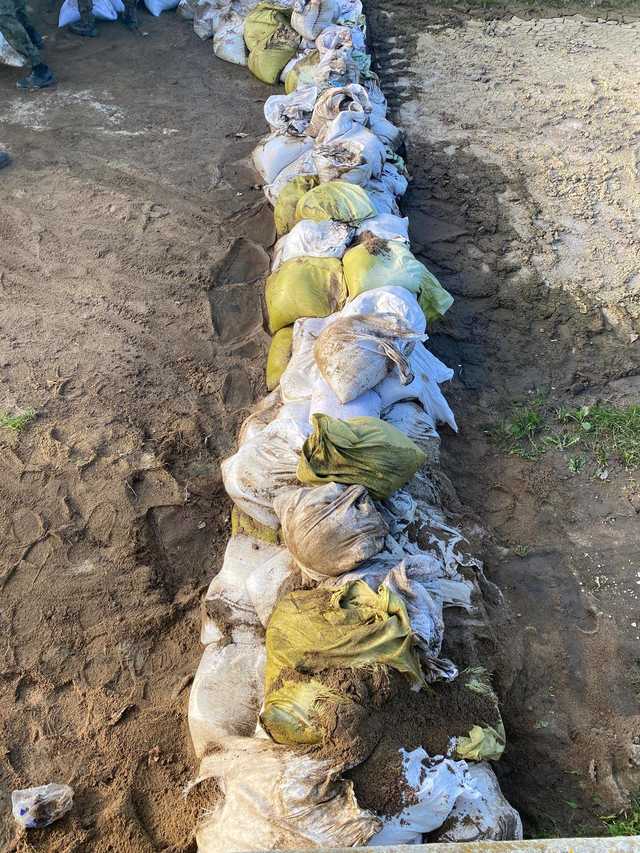 [FOTO] Żołnierze WOT pomagają w usuwaniu skutków powodzi w Kamieńcu Ząbkowickim