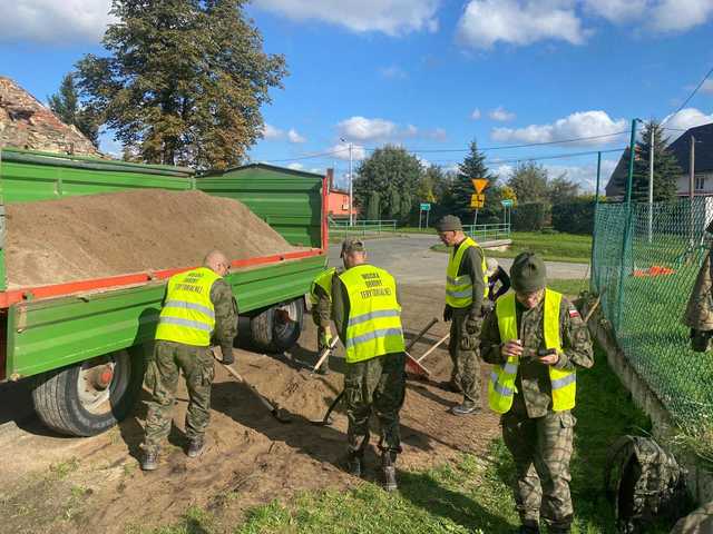 [FOTO] Żołnierze WOT pomagają w usuwaniu skutków powodzi w Kamieńcu Ząbkowickim