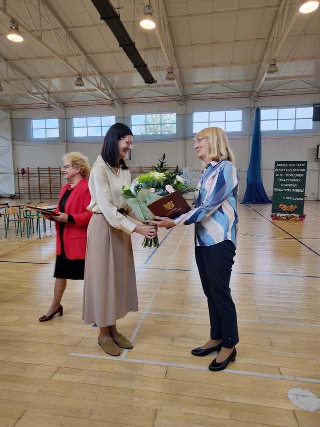 [FOTO] Dzień Edukacji Narodowej w Złotym Stoku: Uroczysta akademia uczniów klas VII