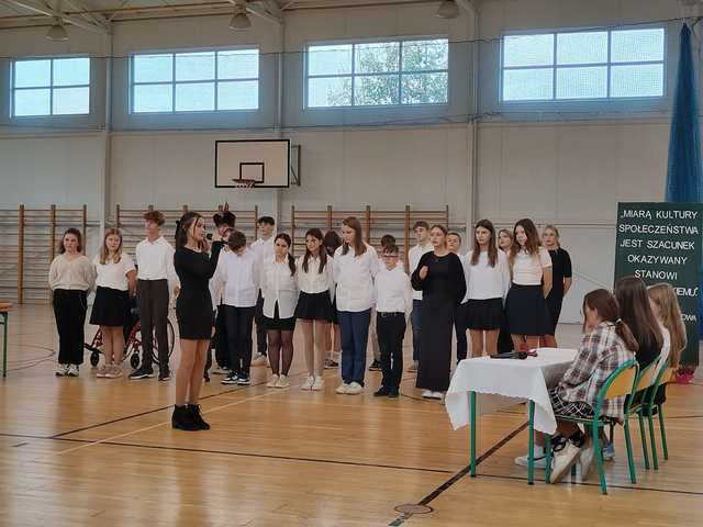 [FOTO] Dzień Edukacji Narodowej w Złotym Stoku: Uroczysta akademia uczniów klas VII