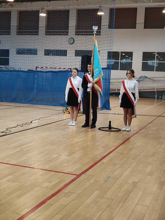 [FOTO] Dzień Edukacji Narodowej w Złotym Stoku: Uroczysta akademia uczniów klas VII