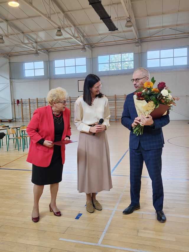 [FOTO] Dzień Edukacji Narodowej w Złotym Stoku: Uroczysta akademia uczniów klas VII