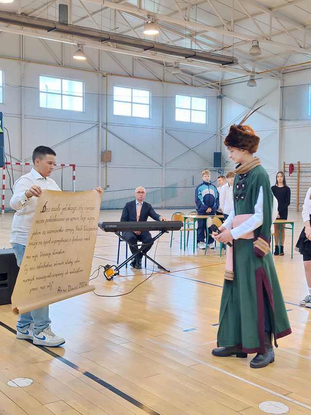 [FOTO] Dzień Edukacji Narodowej w Złotym Stoku: Uroczysta akademia uczniów klas VII