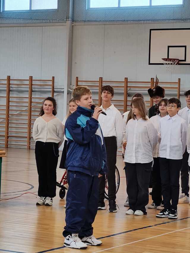 [FOTO] Dzień Edukacji Narodowej w Złotym Stoku: Uroczysta akademia uczniów klas VII