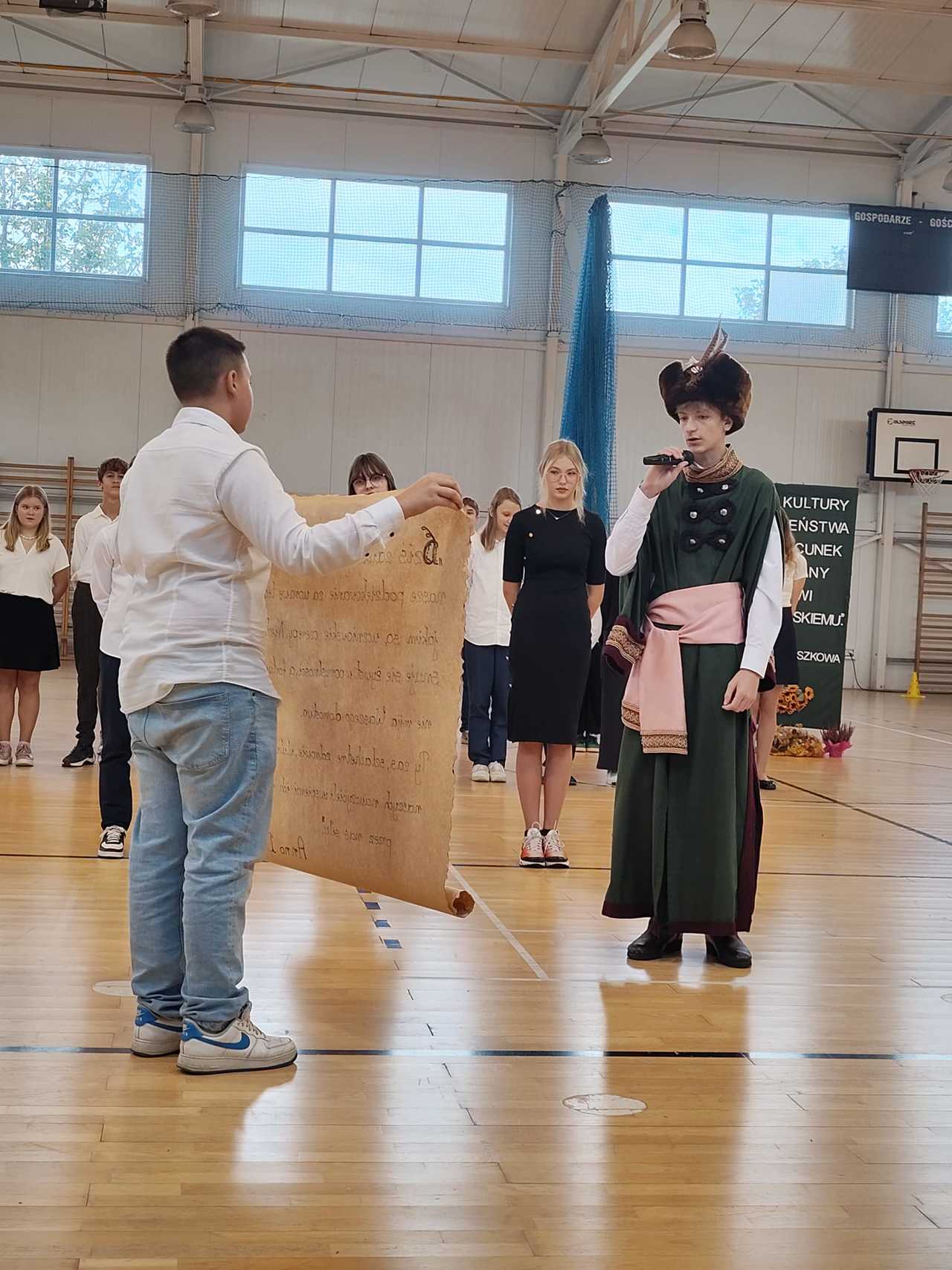 [FOTO] Dzień Edukacji Narodowej w Złotym Stoku: Uroczysta akademia uczniów klas VII