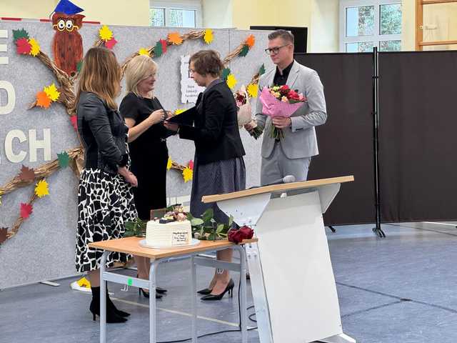 [FOTO] Wzruszające uroczystości pełne życzeń i podziękowań: obchody Dnia Edukacji Narodowej w Gminie Stoszowice 