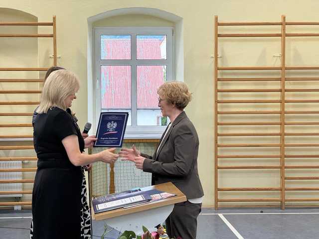 [FOTO] Wzruszające uroczystości pełne życzeń i podziękowań: obchody Dnia Edukacji Narodowej w Gminie Stoszowice 