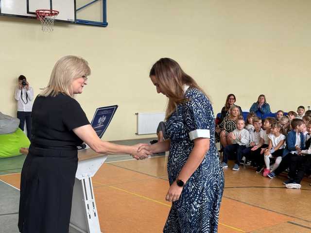 [FOTO] Wzruszające uroczystości pełne życzeń i podziękowań: obchody Dnia Edukacji Narodowej w Gminie Stoszowice 