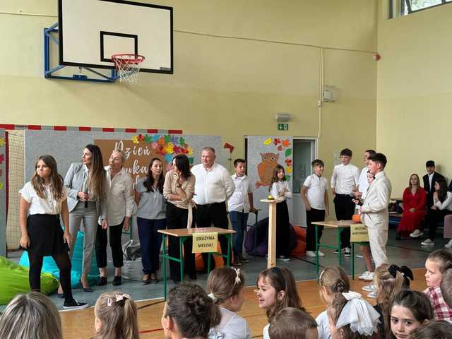 [FOTO] Wzruszające uroczystości pełne życzeń i podziękowań: obchody Dnia Edukacji Narodowej w Gminie Stoszowice 