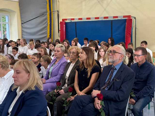 [FOTO] Wzruszające uroczystości pełne życzeń i podziękowań: obchody Dnia Edukacji Narodowej w Gminie Stoszowice 