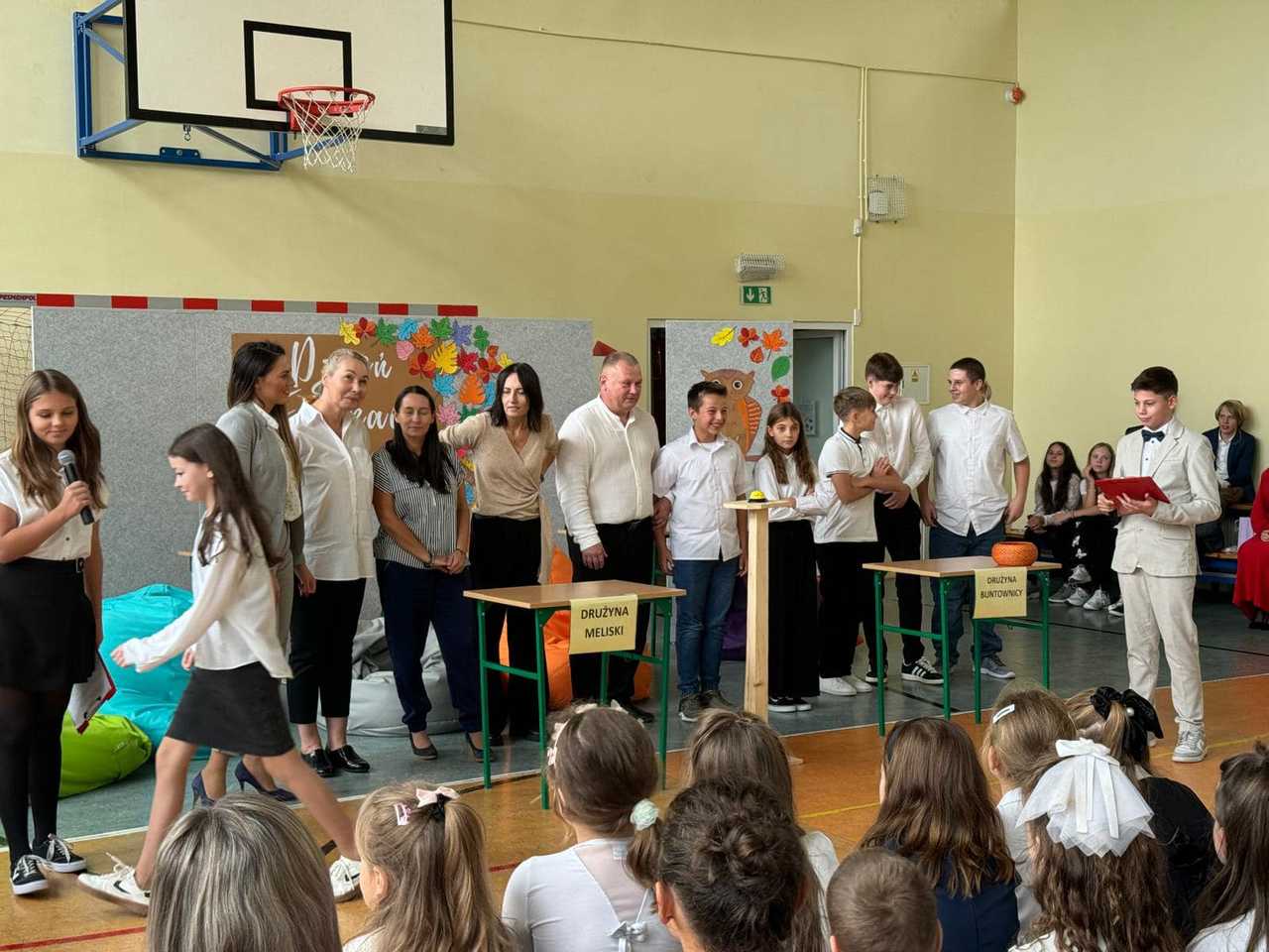 [FOTO] Wzruszające uroczystości pełne życzeń i podziękowań: obchody Dnia Edukacji Narodowej w Gminie Stoszowice 