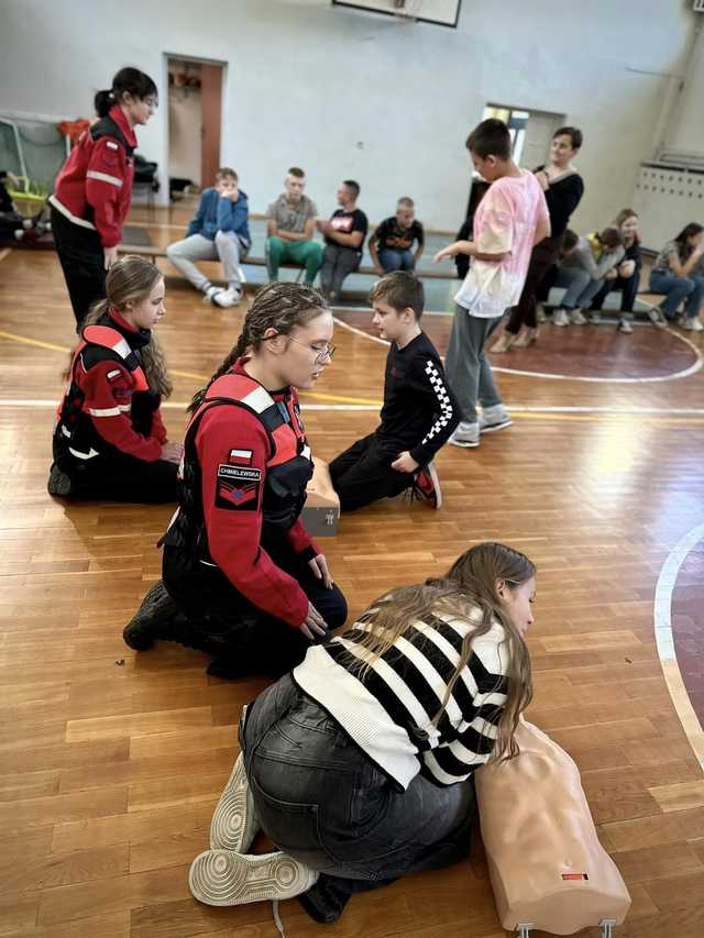 [FOTO] Przywracanie czynności serca w praktyce: szkolenia z pierwszej pomocy w Ziębicach 