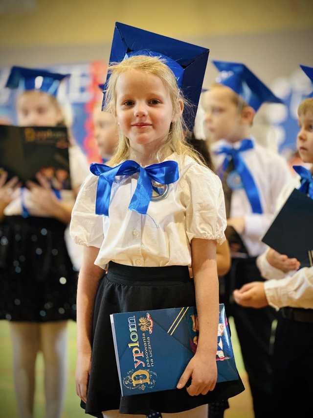 [FOTO] Nowy rozdział w edukacji - Pasowanie pierwszoklasistów w Szkole Podstawowej nr 4 w Ziębicach 