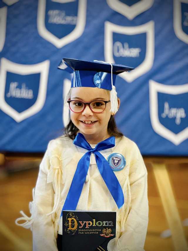 [FOTO] Nowy rozdział w edukacji - Pasowanie pierwszoklasistów w Szkole Podstawowej nr 4 w Ziębicach 