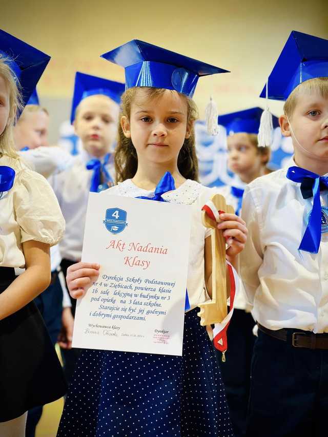 [FOTO] Nowy rozdział w edukacji - Pasowanie pierwszoklasistów w Szkole Podstawowej nr 4 w Ziębicach 