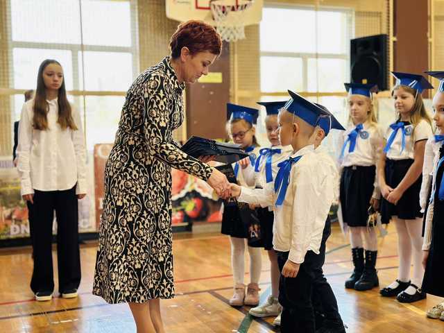 [FOTO] Nowy rozdział w edukacji - Pasowanie pierwszoklasistów w Szkole Podstawowej nr 4 w Ziębicach 