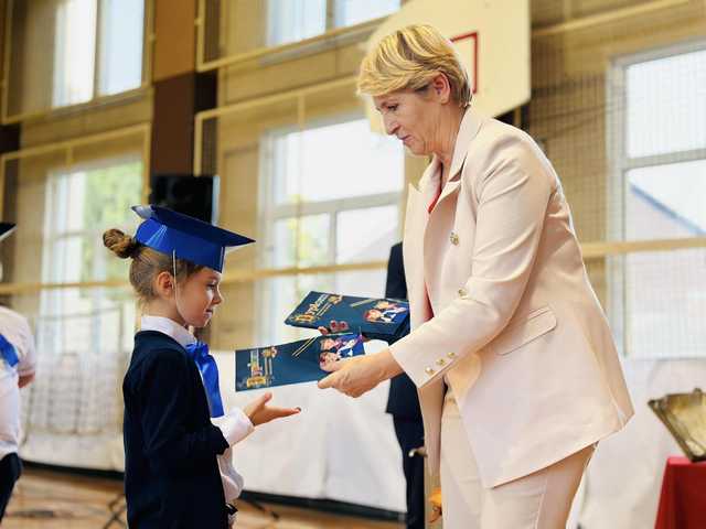 [FOTO] Nowy rozdział w edukacji - Pasowanie pierwszoklasistów w Szkole Podstawowej nr 4 w Ziębicach 