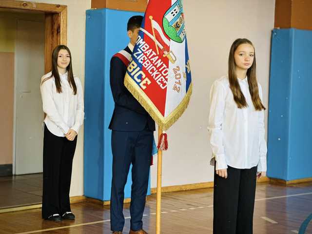 [FOTO] Nowy rozdział w edukacji - Pasowanie pierwszoklasistów w Szkole Podstawowej nr 4 w Ziębicach 