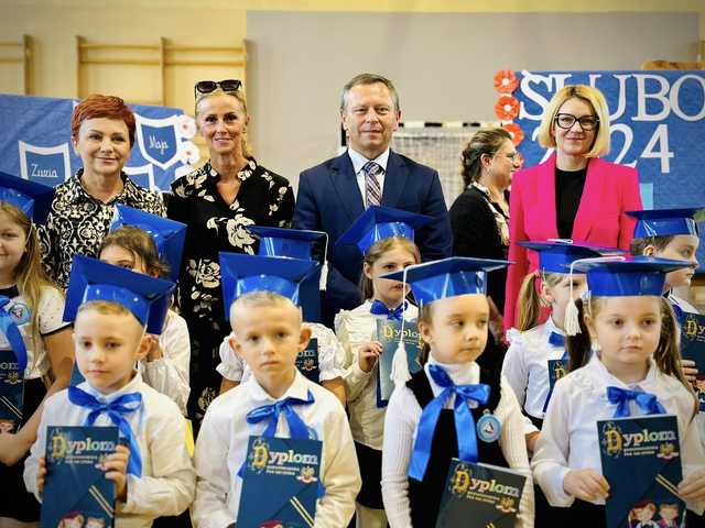 [FOTO] Nowy rozdział w edukacji - Pasowanie pierwszoklasistów w Szkole Podstawowej nr 4 w Ziębicach 