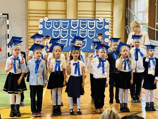 [FOTO] Nowy rozdział w edukacji - Pasowanie pierwszoklasistów w Szkole Podstawowej nr 4 w Ziębicach 