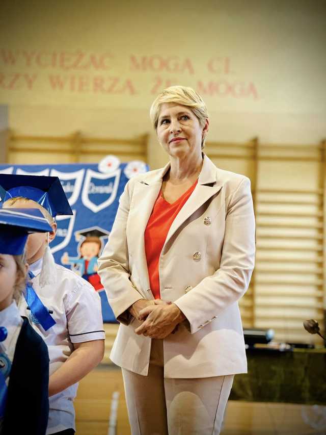 [FOTO] Nowy rozdział w edukacji - Pasowanie pierwszoklasistów w Szkole Podstawowej nr 4 w Ziębicach 