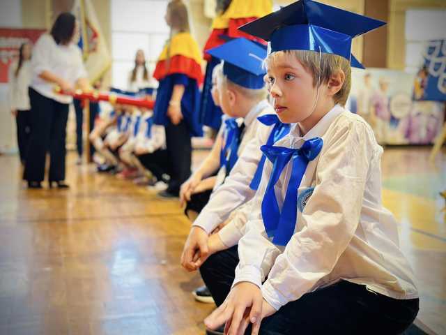 [FOTO] Nowy rozdział w edukacji - Pasowanie pierwszoklasistów w Szkole Podstawowej nr 4 w Ziębicach 