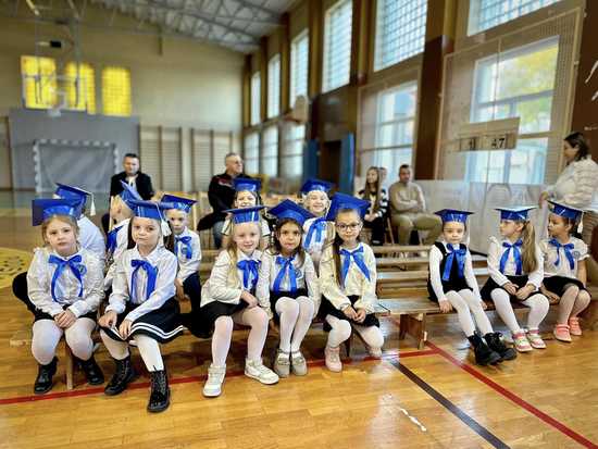 [FOTO] Nowy rozdział w edukacji - Pasowanie pierwszoklasistów w Szkole Podstawowej nr 4 w Ziębicach 