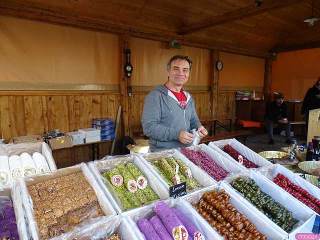 [FOTO, WIDEO] Regionalne smaki i tradycje w jednym miejscu: Październikowa edycja Targu Zdrowej Żywności w Lutomierzu