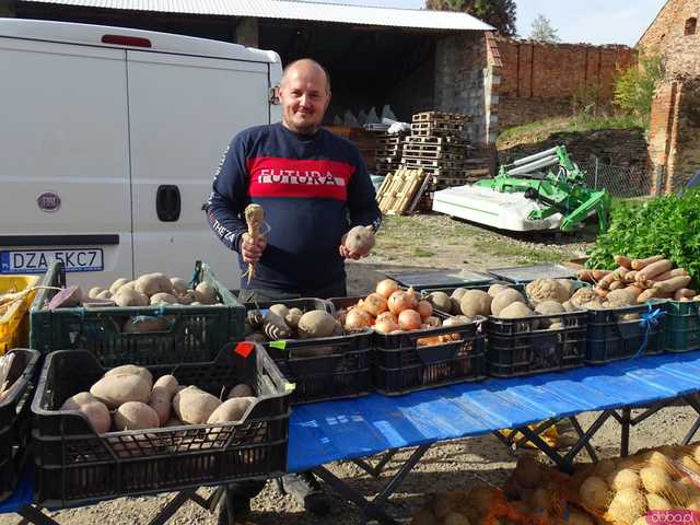 [FOTO, WIDEO] Regionalne smaki i tradycje w jednym miejscu: Październikowa edycja Targu Zdrowej Żywności w Lutomierzu