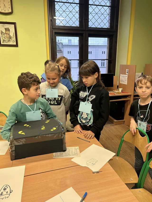 [FOTO] Kradzież w bibliotece! Detektyw Karramba i biblioteczni agenci na tropie zagadki