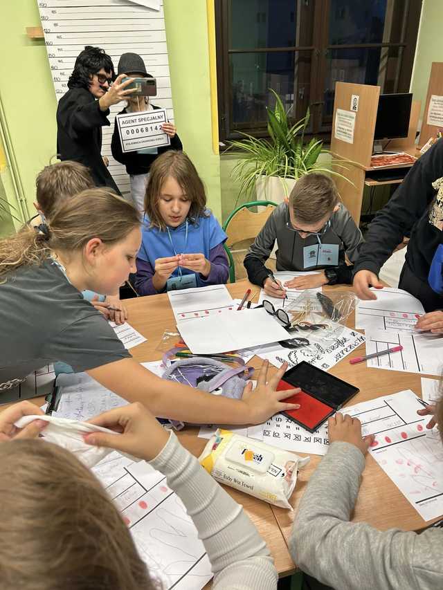 [FOTO] Kradzież w bibliotece! Detektyw Karramba i biblioteczni agenci na tropie zagadki