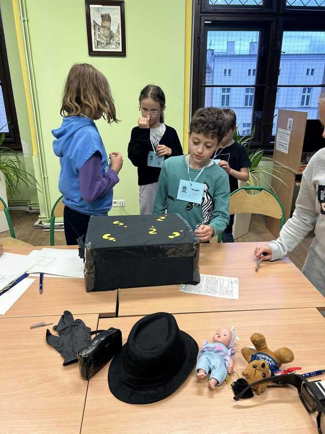 [FOTO] Kradzież w bibliotece! Detektyw Karramba i biblioteczni agenci na tropie zagadki