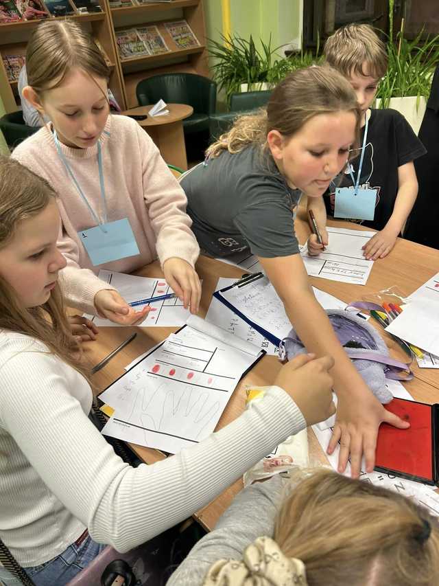[FOTO] Kradzież w bibliotece! Detektyw Karramba i biblioteczni agenci na tropie zagadki