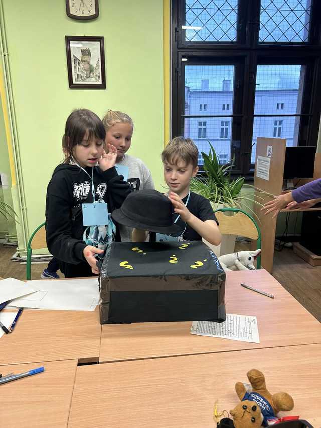 [FOTO] Kradzież w bibliotece! Detektyw Karramba i biblioteczni agenci na tropie zagadki