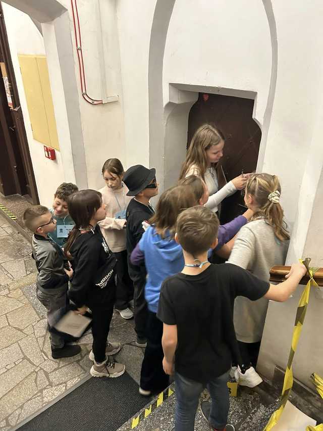 [FOTO] Kradzież w bibliotece! Detektyw Karramba i biblioteczni agenci na tropie zagadki