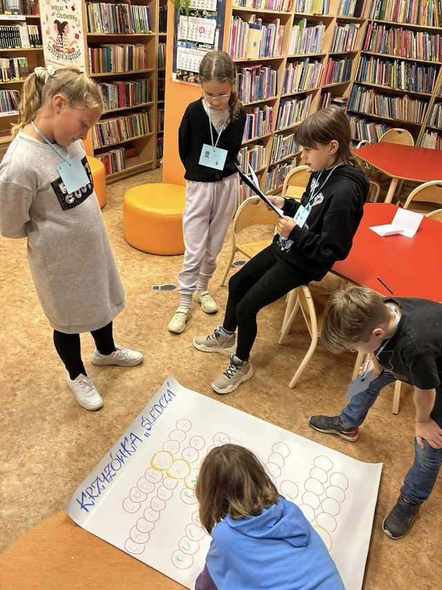 [FOTO] Kradzież w bibliotece! Detektyw Karramba i biblioteczni agenci na tropie zagadki