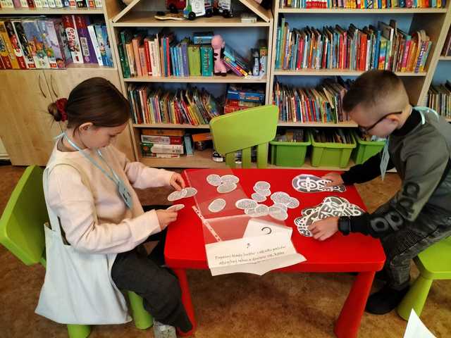 [FOTO] Kradzież w bibliotece! Detektyw Karramba i biblioteczni agenci na tropie zagadki