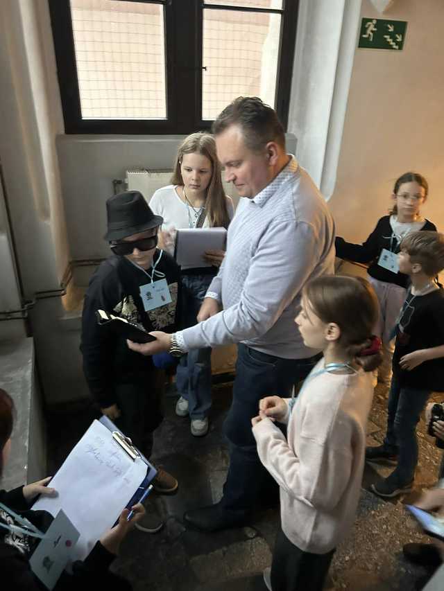 [FOTO] Kradzież w bibliotece! Detektyw Karramba i biblioteczni agenci na tropie zagadki