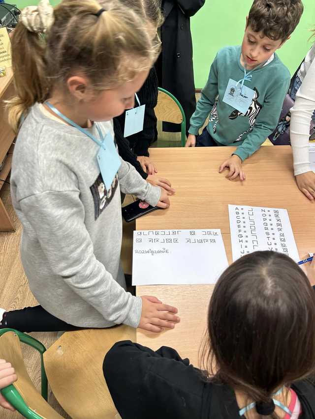 [FOTO] Kradzież w bibliotece! Detektyw Karramba i biblioteczni agenci na tropie zagadki