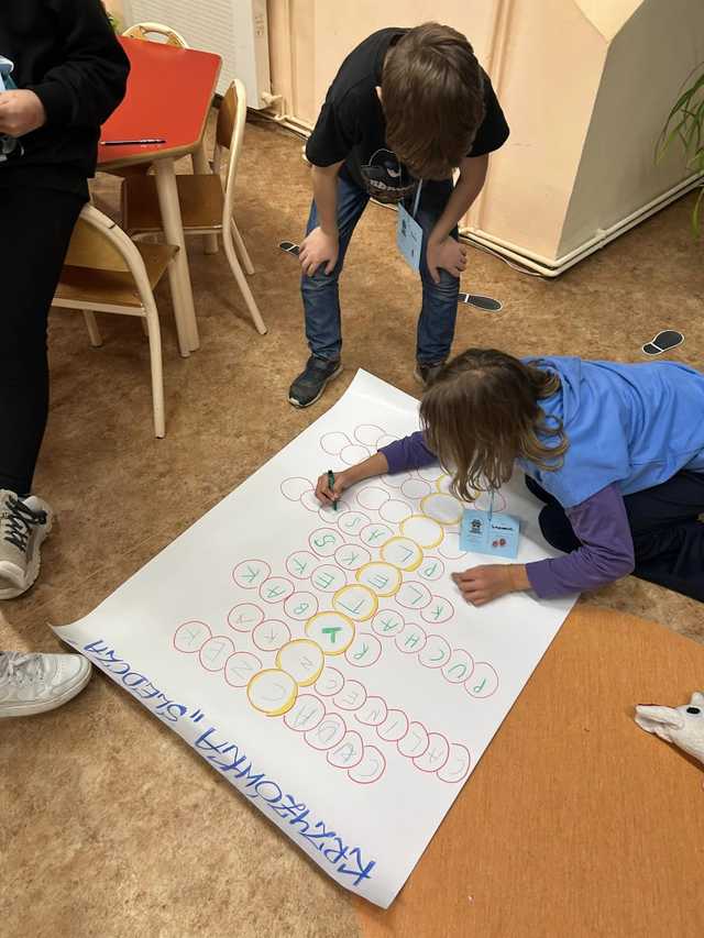 [FOTO] Kradzież w bibliotece! Detektyw Karramba i biblioteczni agenci na tropie zagadki