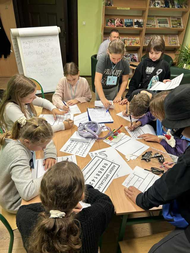 [FOTO] Kradzież w bibliotece! Detektyw Karramba i biblioteczni agenci na tropie zagadki