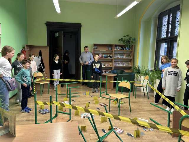 [FOTO] Kradzież w bibliotece! Detektyw Karramba i biblioteczni agenci na tropie zagadki