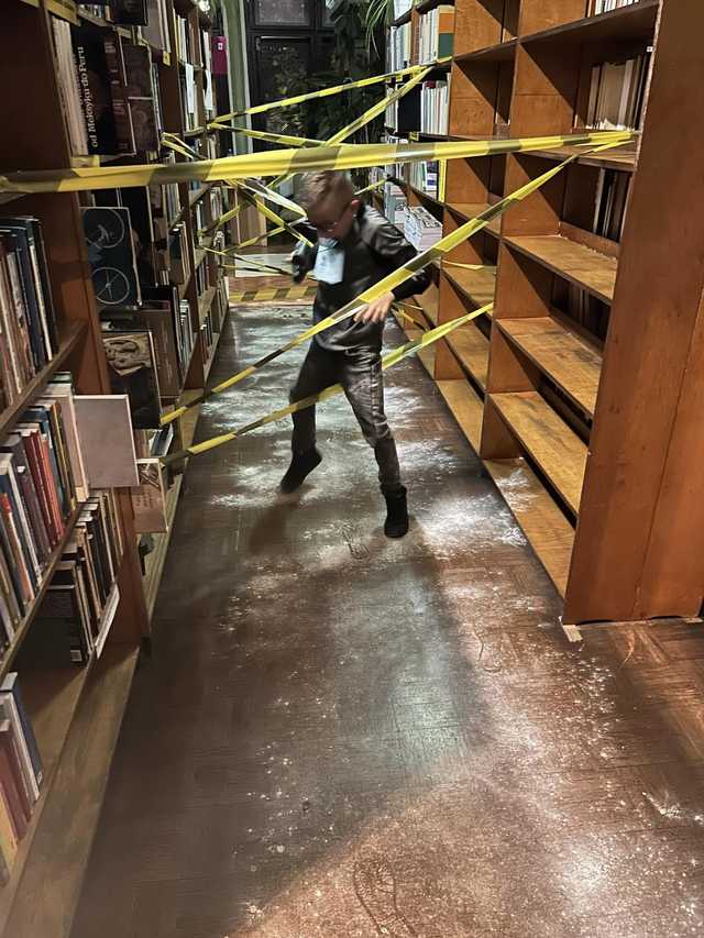 [FOTO] Kradzież w bibliotece! Detektyw Karramba i biblioteczni agenci na tropie zagadki