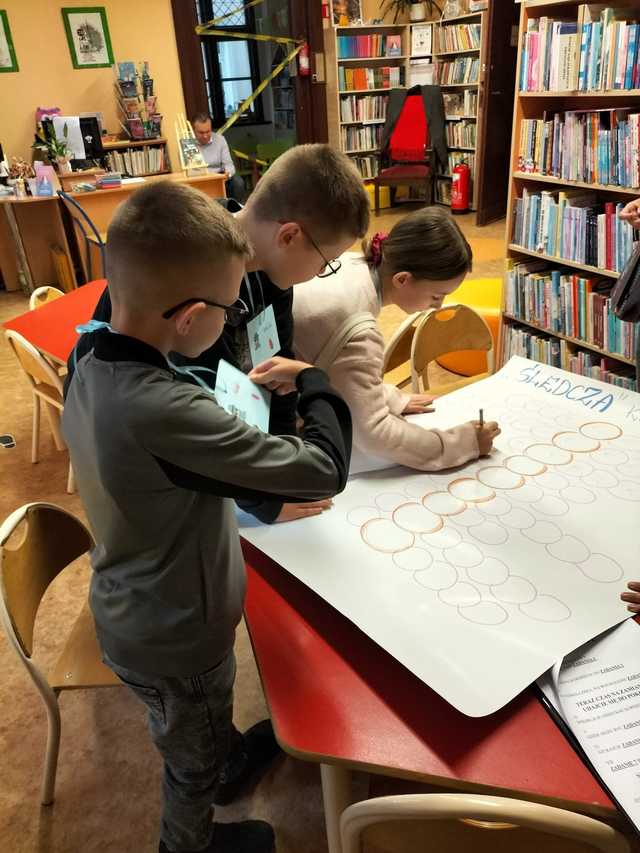 [FOTO] Kradzież w bibliotece! Detektyw Karramba i biblioteczni agenci na tropie zagadki