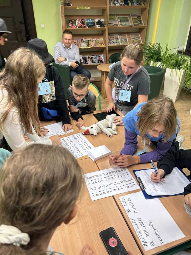 [FOTO] Kradzież w bibliotece! Detektyw Karramba i biblioteczni agenci na tropie zagadki